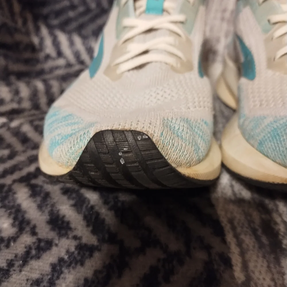 Brooks Women's Levitate 4 - Size 10 - Picture 3 of 16